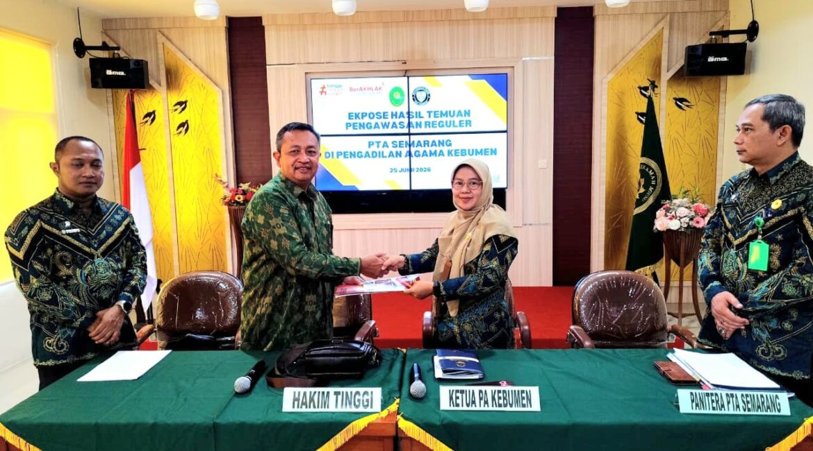 Penyerahan secara Simbolis Hasil Ekspose dari TIM PENGAWAS kepada Ketua Pengadilan Pengadilan Agama Kebumen