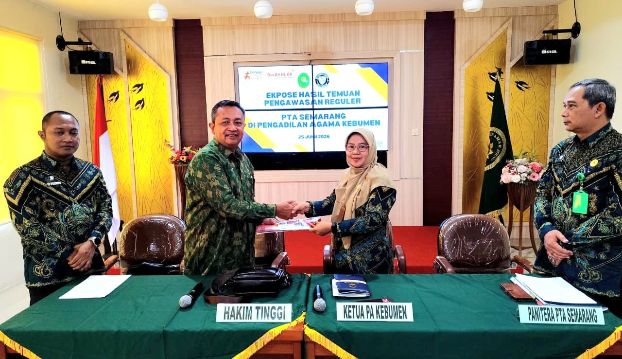 Penyerahan secara Simbolis Hasil Ekspose dari TIM PENGAWAS kepada Ketua Pengadilan Pengadilan Agama Kebumen