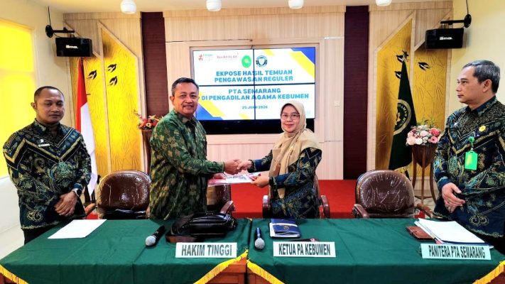 Penyerahan secara Simbolis Hasil Ekspose dari TIM PENGAWAS kepada Ketua Pengadilan Pengadilan Agama Kebumen